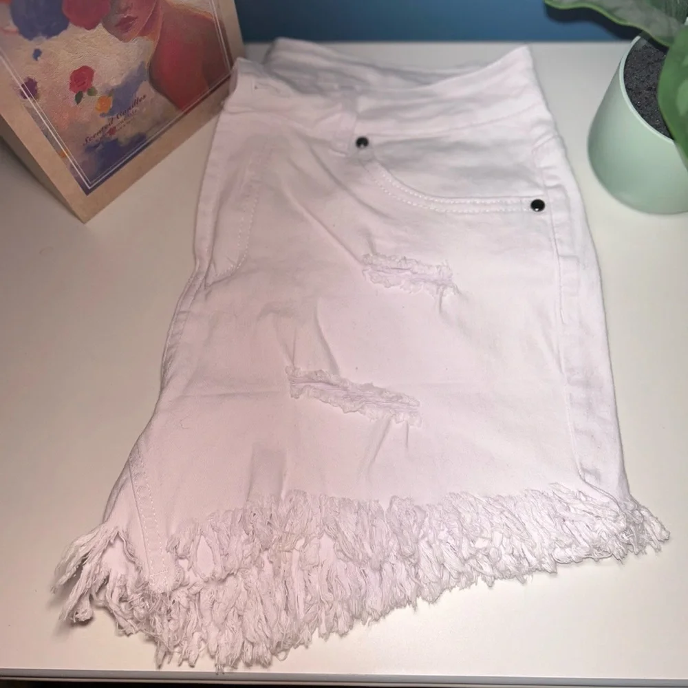 WHITE FRINGED DENIM JEANS